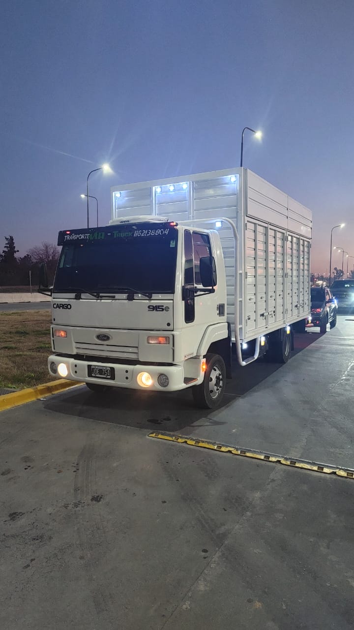 Camión MR TRUCK de noche