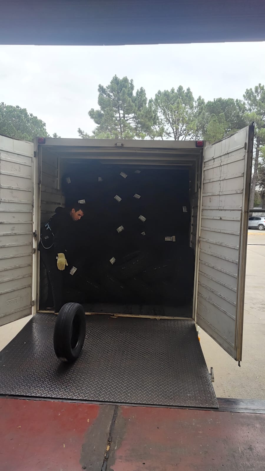 Carga de neumáticos en camión MR TRUCK