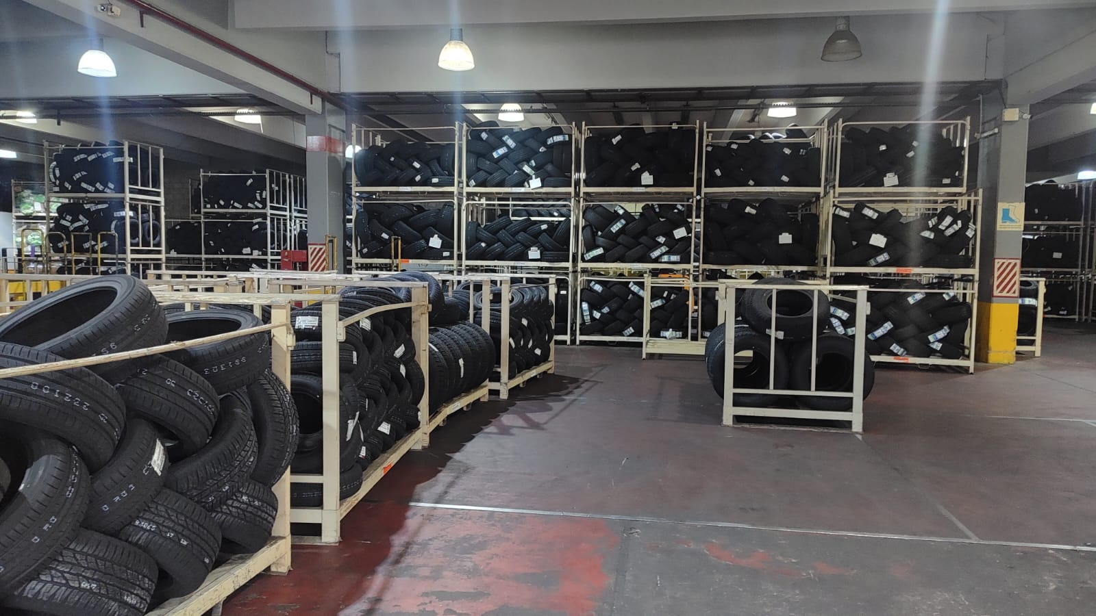 Depósito de neumáticos Yokohama – cientos de cubiertas en estantería