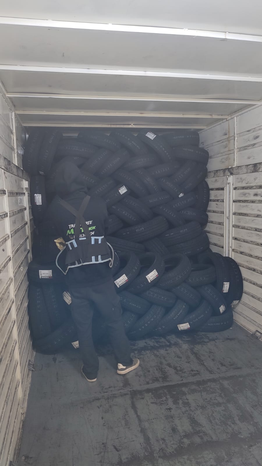 Pallets de neumáticos listos para despacho
